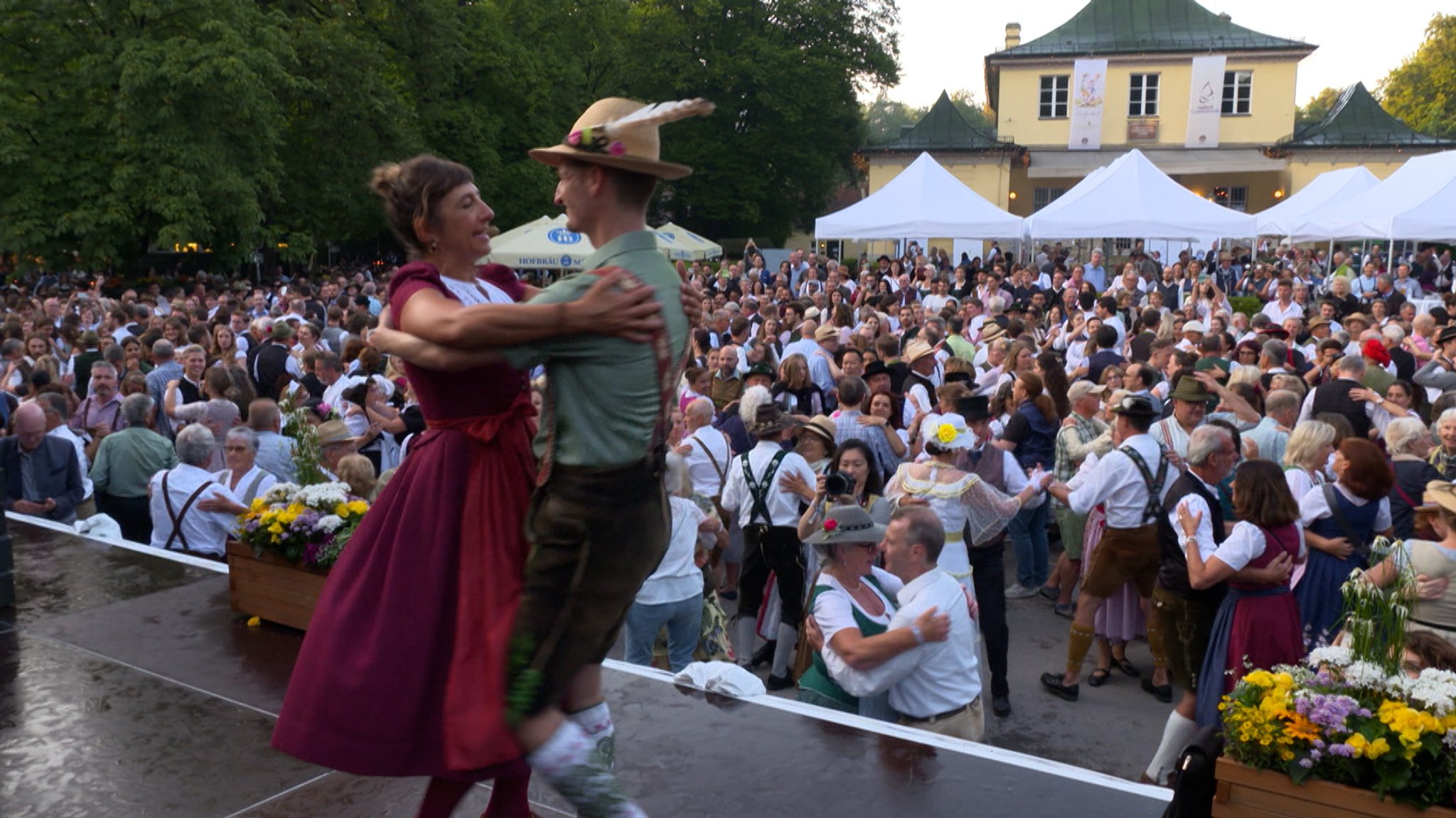 12.000 Frühaufsteher beim Kocherlball in München