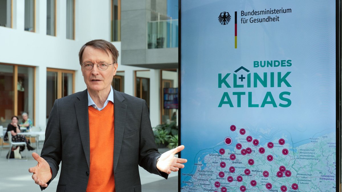 Karl Lauterbach (SPD), Bundesminister für Gesundheit, stellt im Mai 2024 den Bundes-Klinik-Atlas vor. 