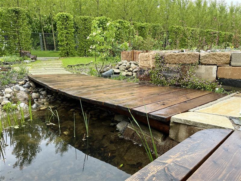Holzbrücke über einem Teich in Kirchheim.
