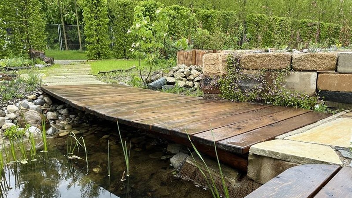 Holzbrücke über einem Teich in Kirchheim.