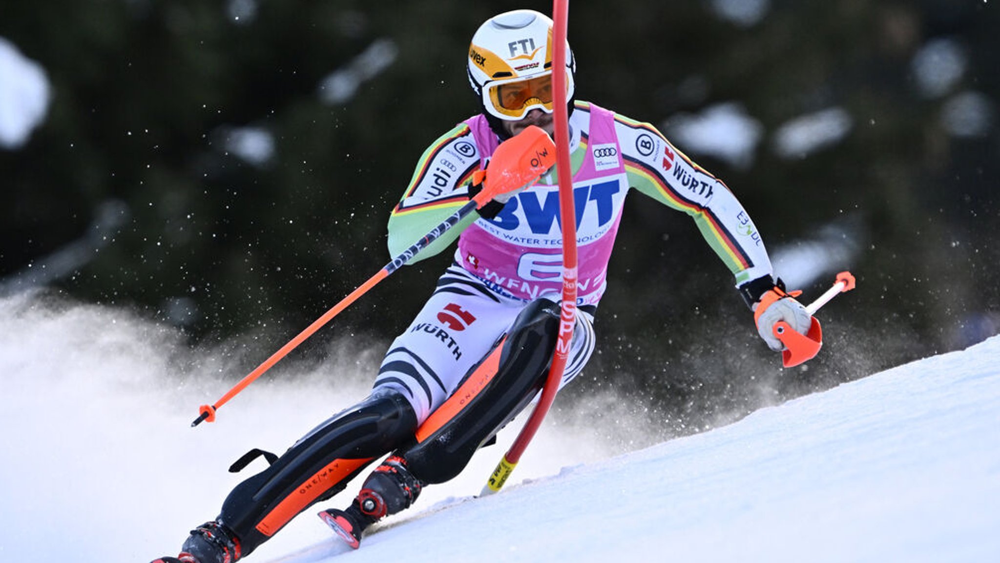 14.01.2024, Schweiz, Wengen: Ski alpin: Weltcup, Slalom, Herren, 1. Durchgang: Linus Straßer aus Deutschland in Aktion. Foto: Jean-Christophe Bott/KEYSTONE/dpa +++ dpa-Bildfunk +++