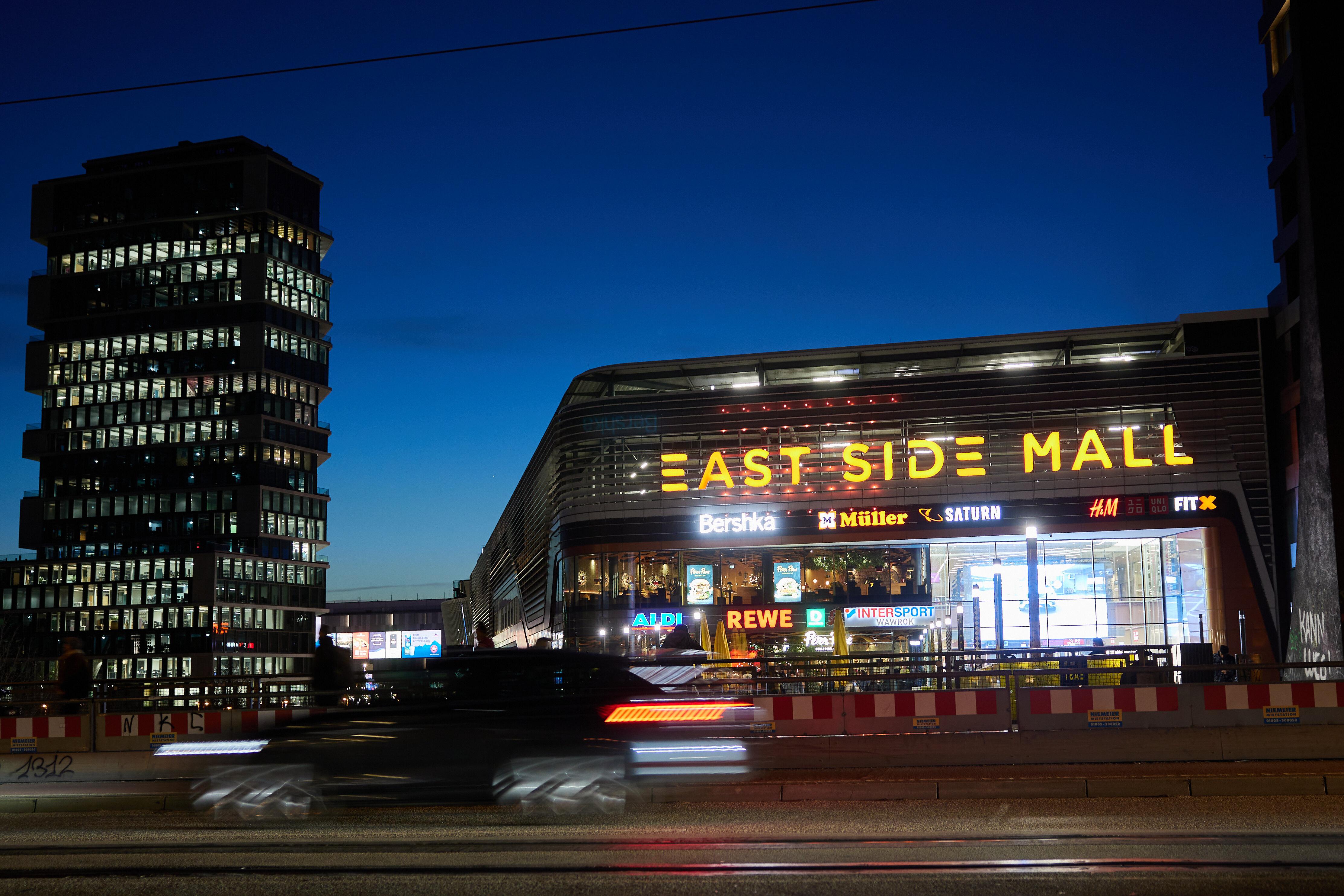 Blick zur Blauen Stunde am frühen Abend auf die Einkaufspassage East Side in Berlin