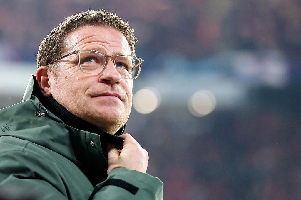 ARCHIV - 22.02.2023, Sachsen, Leipzig: Fußball: Champions League, RB Leipzig - Manchester City, K.o.-Runde, Achtelfinale, Hinspiel in der Red Bull Arena. Max Eberl, Leipzigs damaliger Sportdirektor, geht vor dem Spiel durch das Stadion. Eberl wird neuer Sportvorstand des FC Bayern München. Wie der deutsche Fußball-Rekordmeister am Montag mitteilte, nimmt der ehemalige Mönchengladbacher und Leipziger Manager ab 1. März die Arbeit auf. Foto: Jan Woitas/dpa +++ dpa-Bildfunk +++