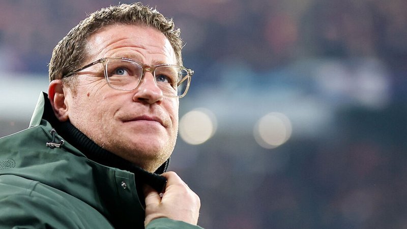 ARCHIV - 22.02.2023, Sachsen, Leipzig: Fußball: Champions League, RB Leipzig - Manchester City, K.o.-Runde, Achtelfinale, Hinspiel in der Red Bull Arena. Max Eberl, Leipzigs damaliger Sportdirektor, geht vor dem Spiel durch das Stadion. Eberl wird neuer Sportvorstand des FC Bayern München. Wie der deutsche Fußball-Rekordmeister am Montag mitteilte, nimmt der ehemalige Mönchengladbacher und Leipziger Manager ab 1. März die Arbeit auf. Foto: Jan Woitas/dpa +++ dpa-Bildfunk +++ | Bild: dpa-Bildfunk/Jan Woitas ARCHIV - 22.02.2023, Sachsen, Leipzig: Fußball: Champions League, RB Leipzig - Manchester City, K.o.-Runde, Achtelfinale, Hinspiel in der Red Bull Arena. Max Eberl, Leipzigs damaliger Sportdirektor, geht vor dem Spiel durch das Stadion. Eberl wird neuer Sportvorstand des FC Bayern München. Wie der deutsche Fußball-Rekordmeister am Montag mitteilte, nimmt der ehemalige Mönchengladbacher und Leipziger Manager ab 1. März die Arbeit auf. Foto: Jan Woitas/dpa +++ dpa-Bildfunk +++
