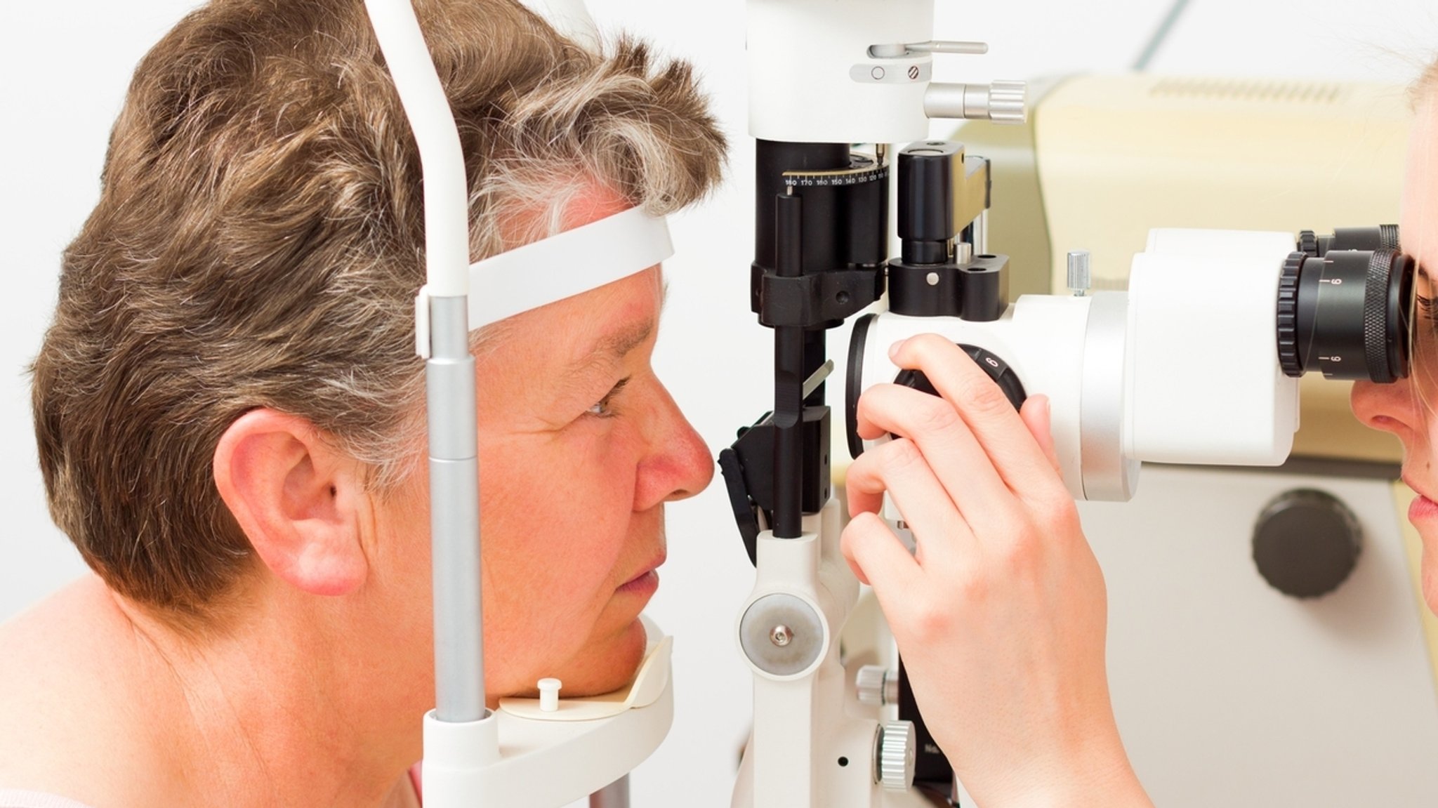 Frau bei Augenuntersuchung. | Bild: Colourbox Frau bei Augenuntersuchung.