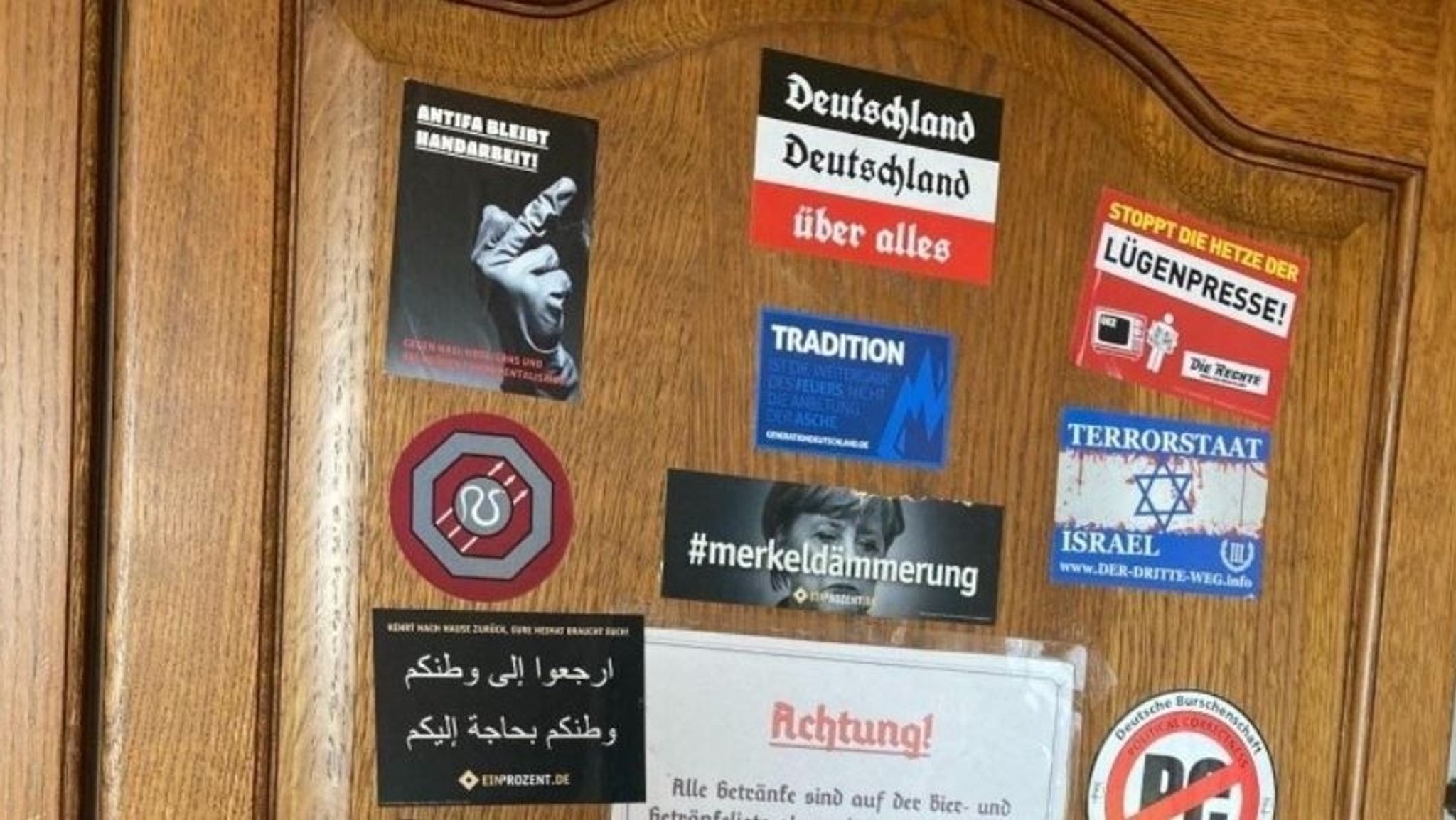 Größtenteils rechtsextremen Aufkleber auf einem Wandschrank