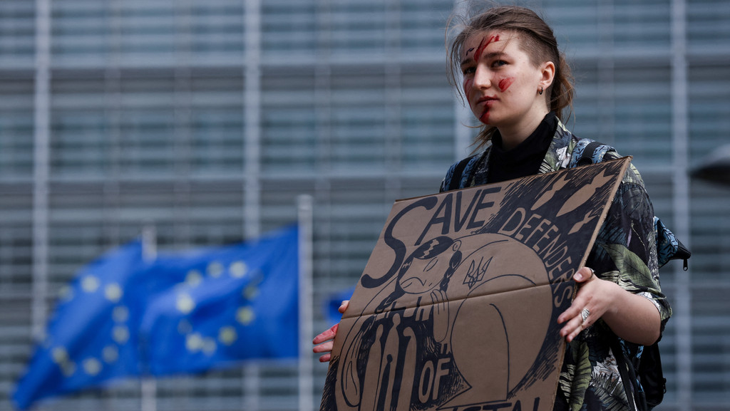 Nicht nur in Deutschland umstritten: Eine Frau in Brüssel protestiert gegen russische Gaslieferungen. 