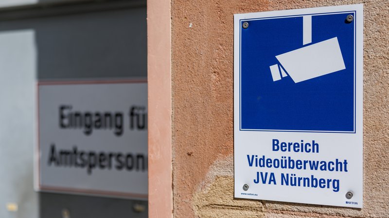 Eingang der JVA-Nürnberg | Bild: picture alliance/dpa | Daniel Karmann Eingang der JVA-Nürnberg