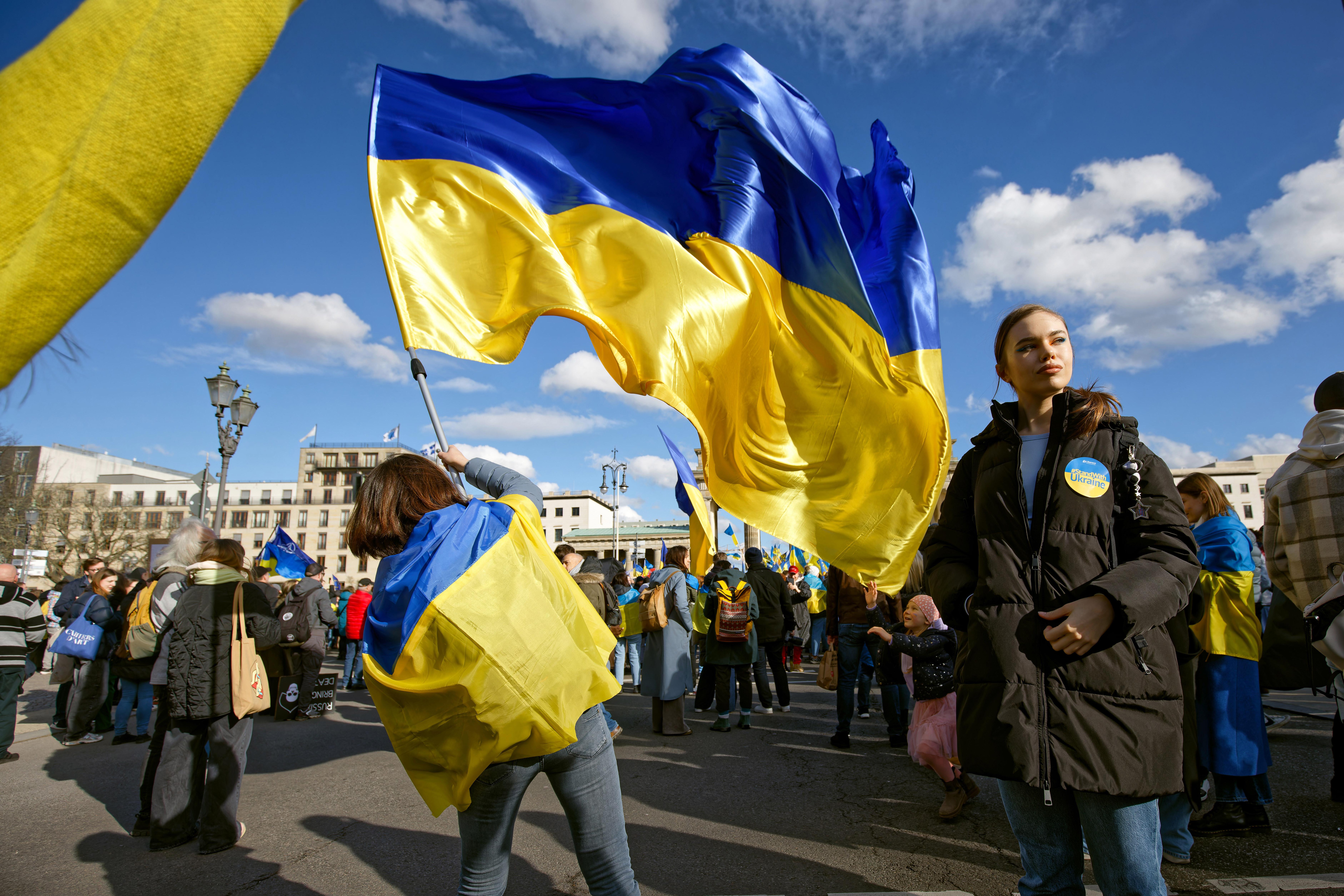 Zum Jahrestag des russischen Angriffs auf die Ukraine protestieren Demonstranten in Berlin. 
