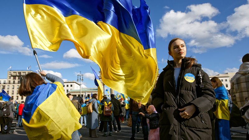 Zum Jahrestag des russischen Angriffs auf die Ukraine protestieren Demonstranten in Berlin. | Bild: picture alliance / Caro | Trappe Zum Jahrestag des russischen Angriffs auf die Ukraine protestieren Demonstranten in Berlin.