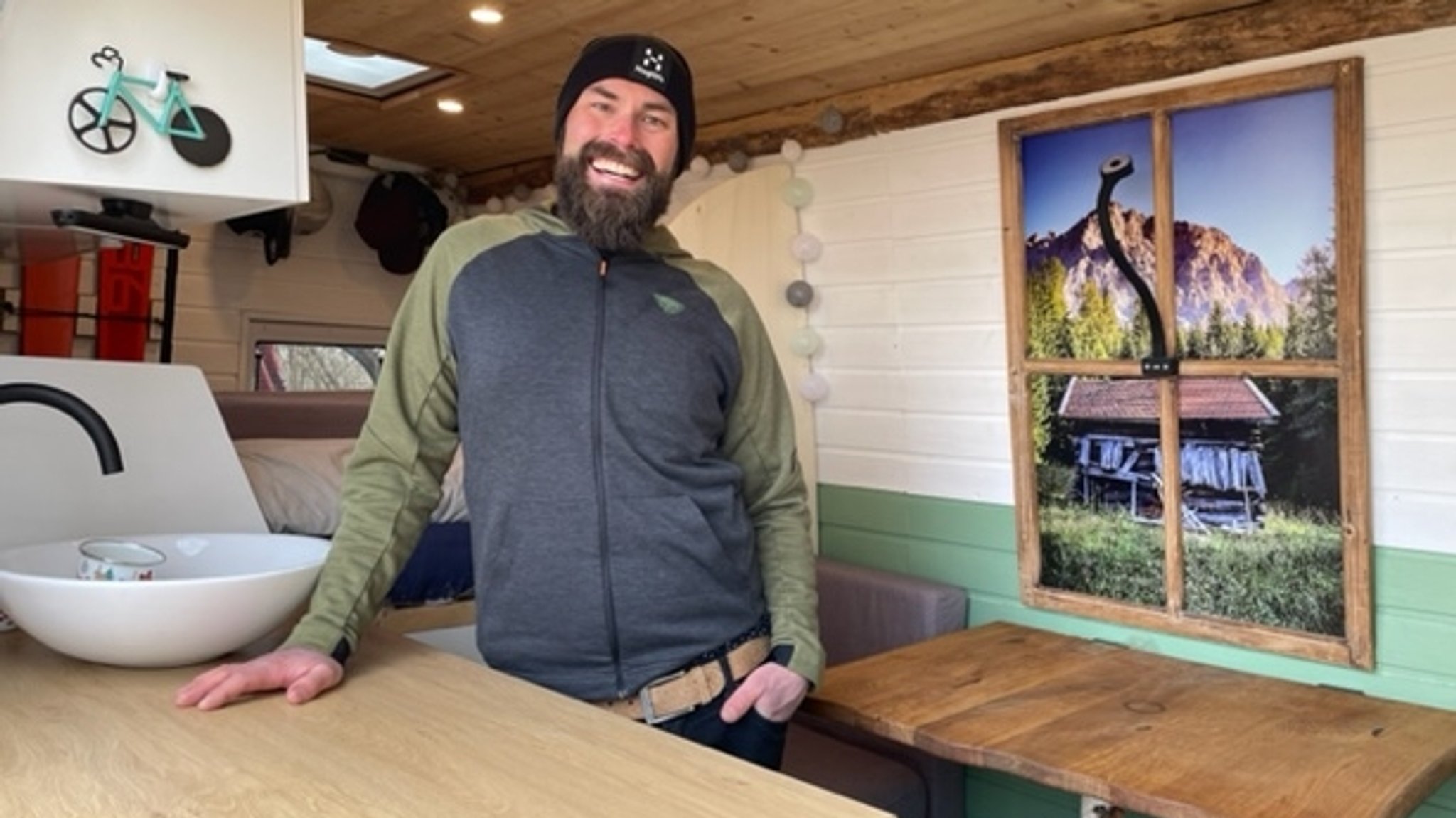 Christian Maier steht in seinem selbst ausgebauten Camper