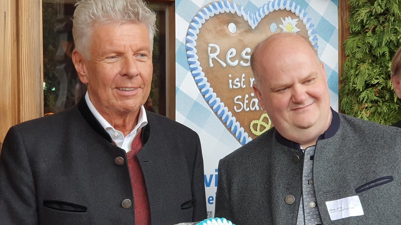 Verleihung des Wiesn-Courage-Preises: Münchens OB Dieter Reiter (li.) und Preisträger Joerg Kübelsbeck (re.) | Bild: BR / Birgit Grundner Verleihung des Wiesn-Courage-Preises: Münchens OB Dieter Reiter (li.) und Preisträger Joerg Kübelsbeck (re.)