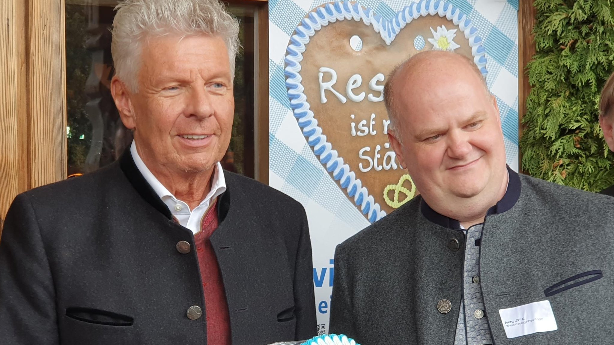 Verleihung des Wiesn-Courage-Preises: Münchens OB Dieter Reiter (li.) und Preisträger  Joerg Kübelsbeck (re.)