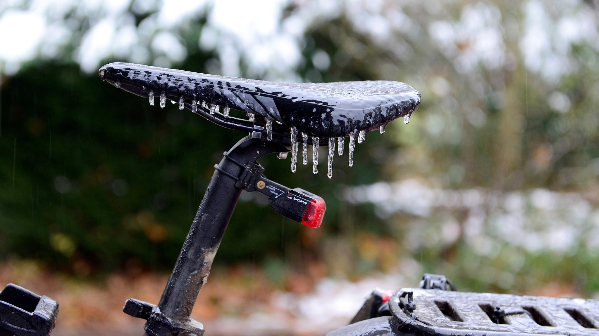 Zu sehen ist ein vereister Fahrradsattel