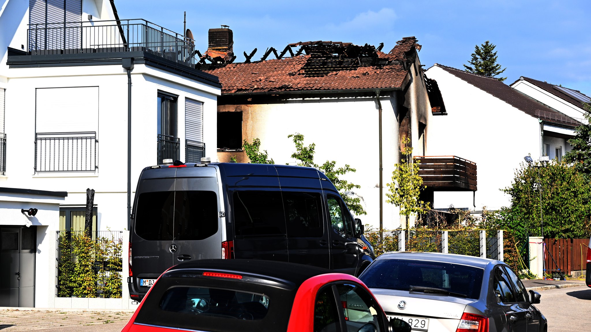München, 2.10.25: Das ausgebrannte Wohnhaus im Stadtteil Lerchenau. | Bild: pa/dpa/Felix Hörhager München, 2.10.25: Das ausgebrannte Wohnhaus im Stadtteil Lerchenau.