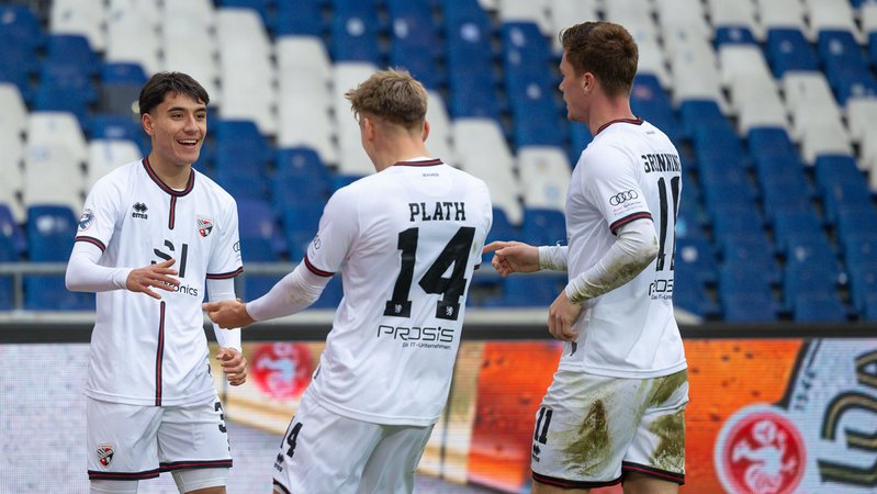 Deniz Zeitler bejubelt seinen Treffer zum 4:0 | Bild: picture alliance / Fotostand | Fotostand / Schäfer Deniz Zeitler bejubelt seinen Treffer zum 4:0