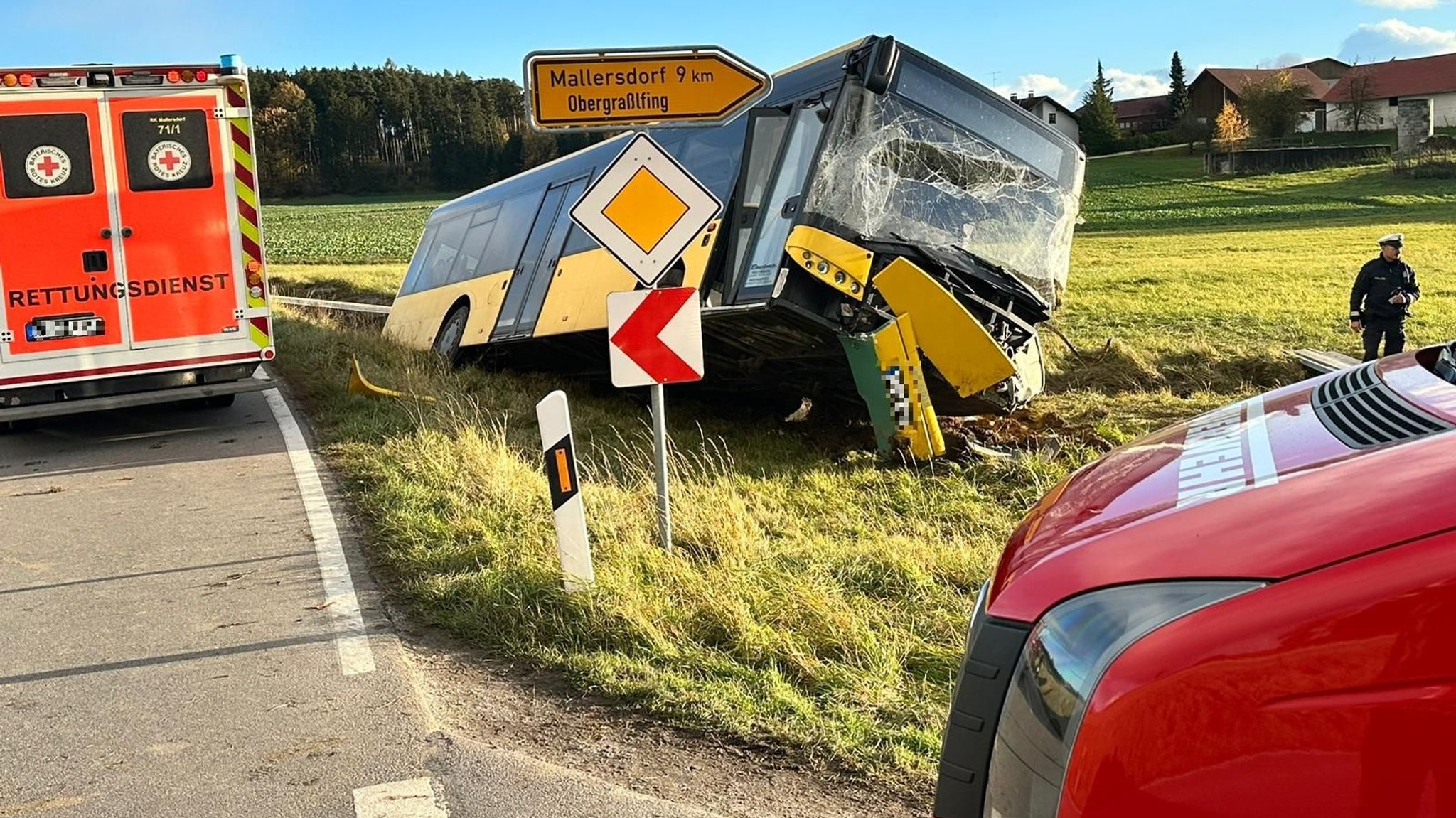 Der verunglückte Bus - insgesamt 15 Menschen wurden dabei verletzt.