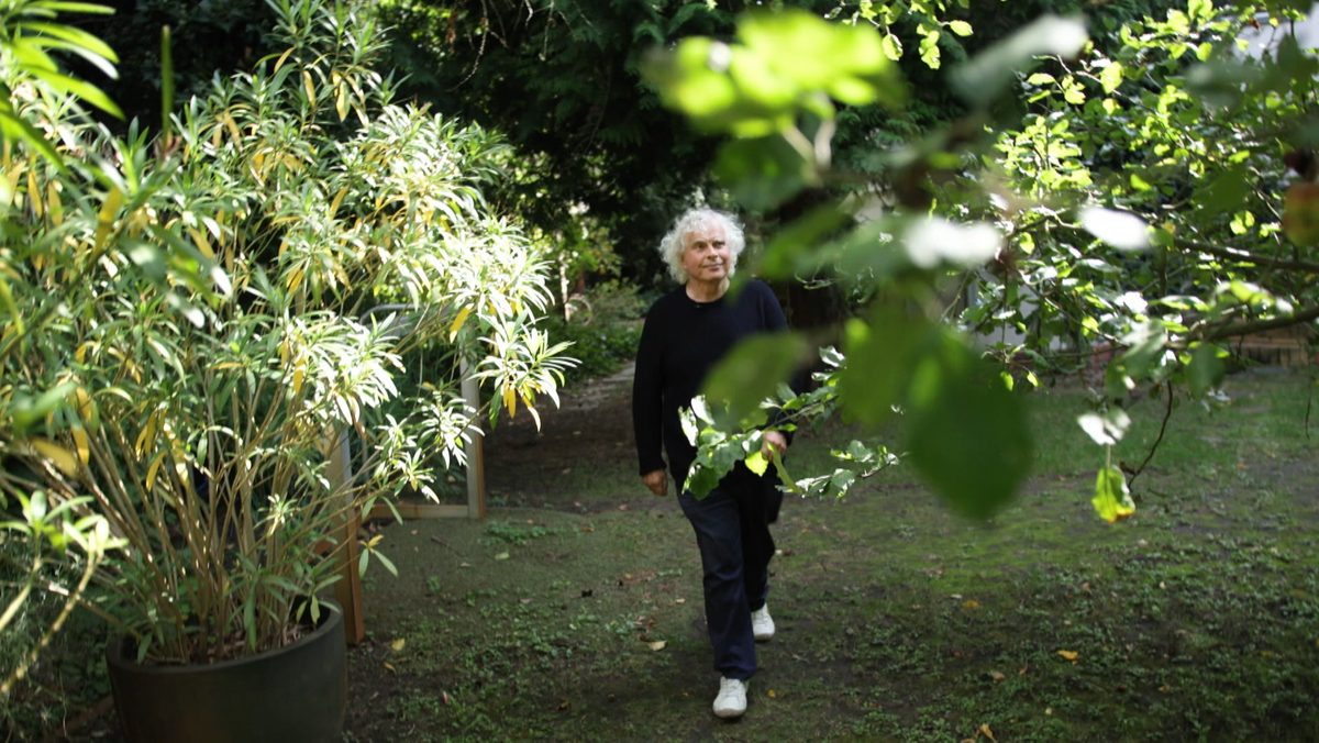 Simon Rattle in seinem Berliner Garten