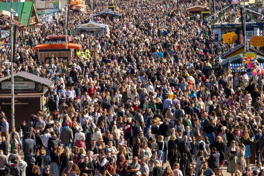Am Nachmittag musste das Festgelände wegen Überfüllung erneut geschlossen werden. 