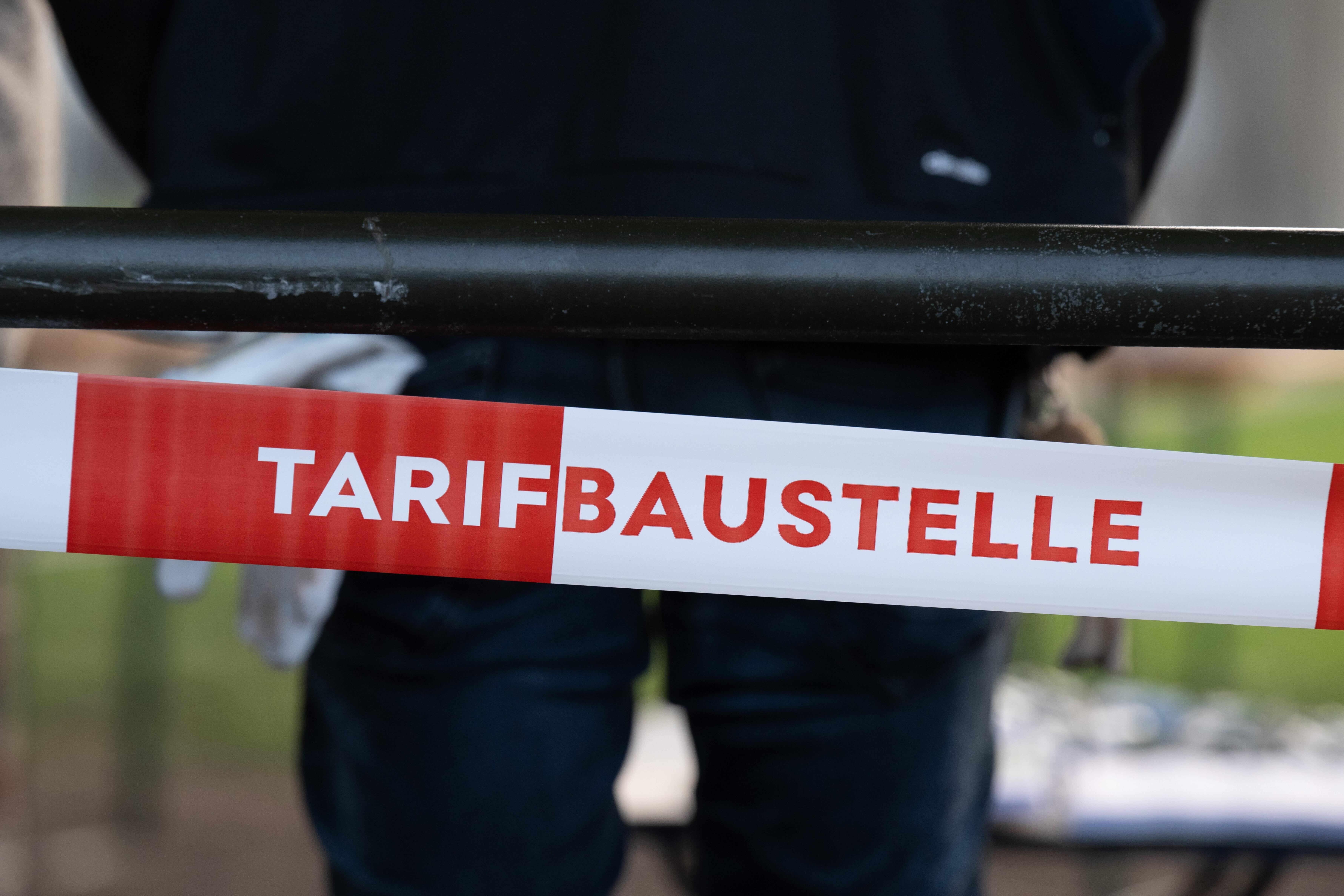Ein Absperrband mit der Aufschrift «Tarifbaustelle» hängt während eines Warnstreiks an der Zufahrt zu einem Betriebshof.