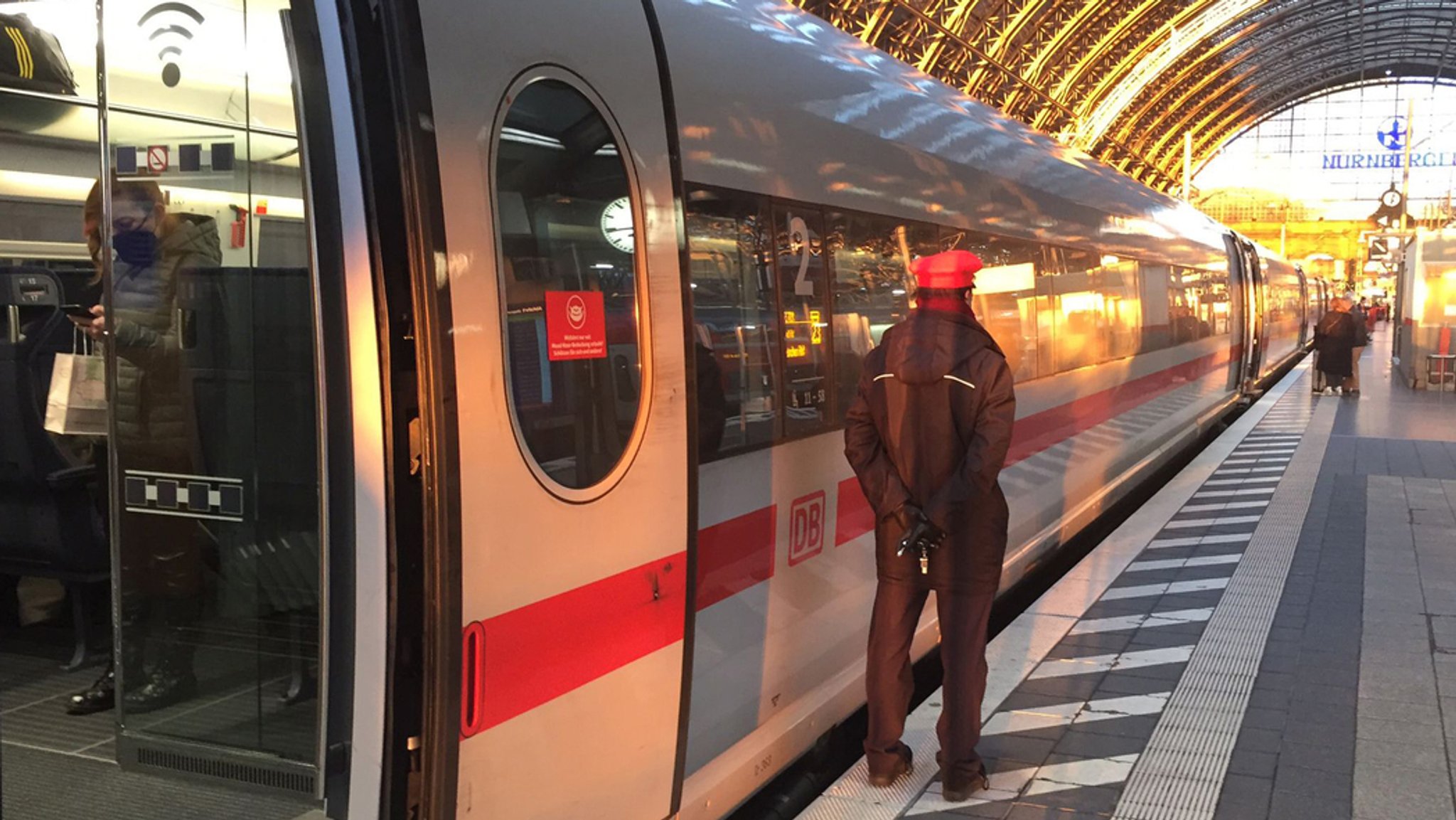 Kommt es bei der Bahn trotz Schlichterspruch in der Tarifrunde doch noch zum Streik? Heute verschickt die EVG die Briefe zur Urabstimmung. 