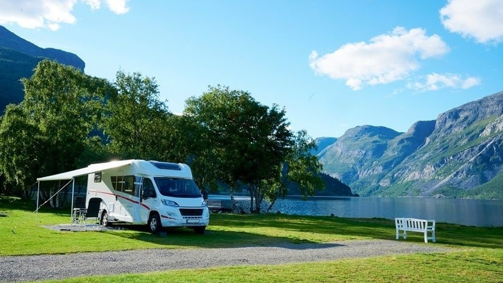 Ein Wohnmobil steht an einem See vor Gebirgslandschaft. | Bild: dpa-Bildfunk/PUSH2HIT BARISH BAUR Ein Wohnmobil steht an einem See vor Gebirgslandschaft.