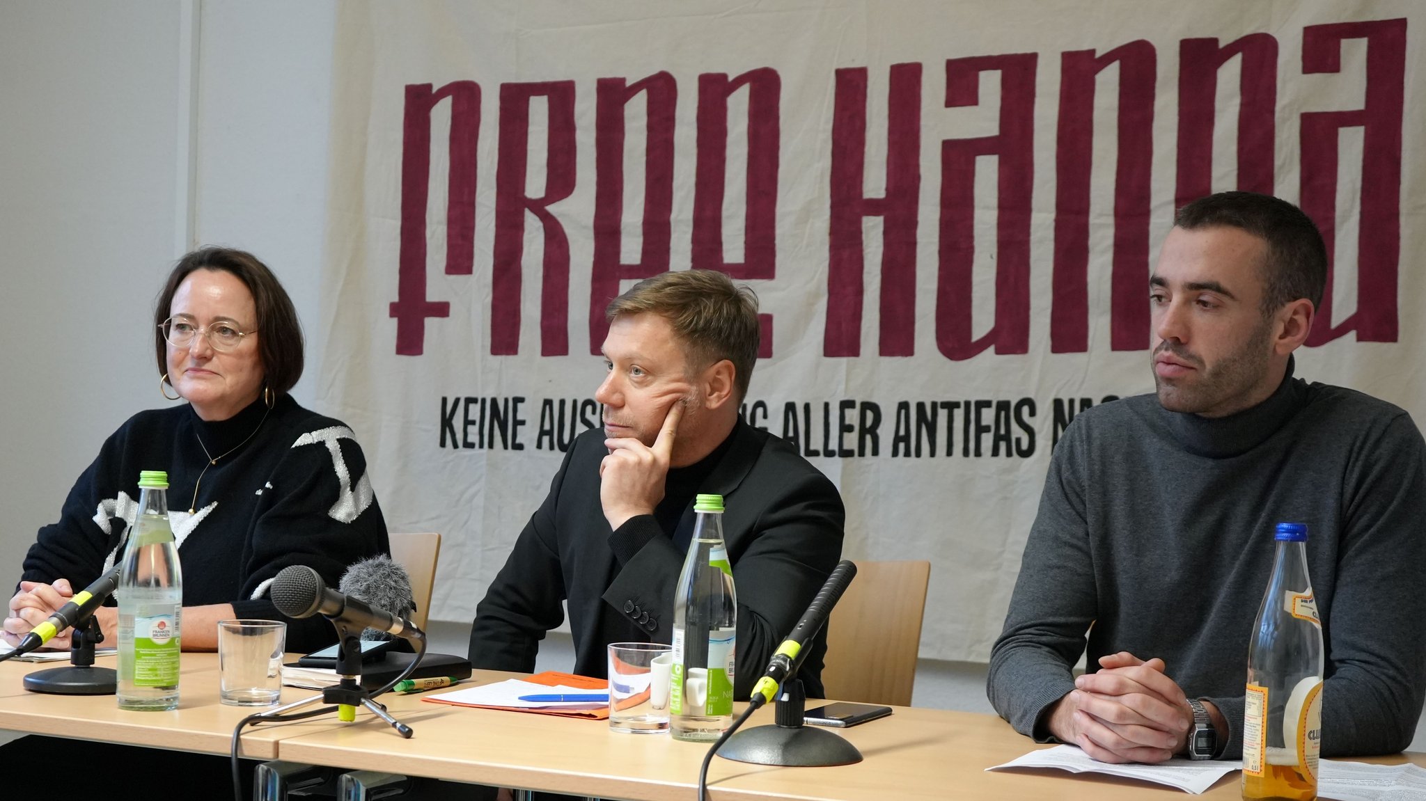 Die Linken-Politiker Martina Renner (MdB) und Martin Schirdewan (MdE) auf einer Pressekonferenz nach Besuch von Hanna S. im Gefängnis. Rechts: der Pressesprecher des "Solikreises Hanna S." Alex Schmidt. 