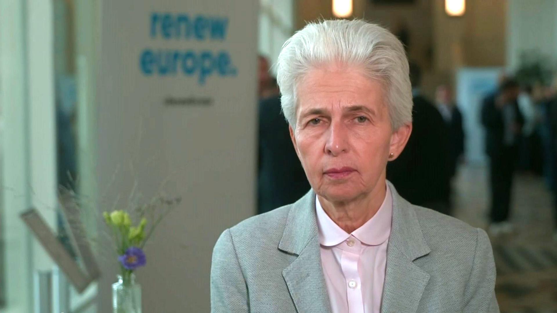 Marie-Agnes Strack-Zimmermann (FDP) zum EU-Waffenrecht im Interview mit Kontrovers: "Es empfiehlt sich natürlich, dass Europa sich an einen Tisch setzt und  schaut, wie man das Waffenrecht angleichen kann."