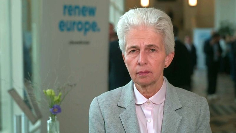 Marie-Agnes Strack-Zimmermann (FDP) zum EU-Waffenrecht im Interview mit Kontrovers: "Es empfiehlt sich natürlich, dass Europa sich an einen Tisch setzt und schaut, wie man das Waffenrecht angleichen kann." | Bild: © Bayerischer Rundfunk / Kontrovers 2024 Marie-Agnes Strack-Zimmermann (FDP) zum EU-Waffenrecht im Interview mit Kontrovers: "Es empfiehlt sich natürlich, dass Europa sich an einen Tisch setzt und schaut, wie man das Waffenrecht angleichen kann."