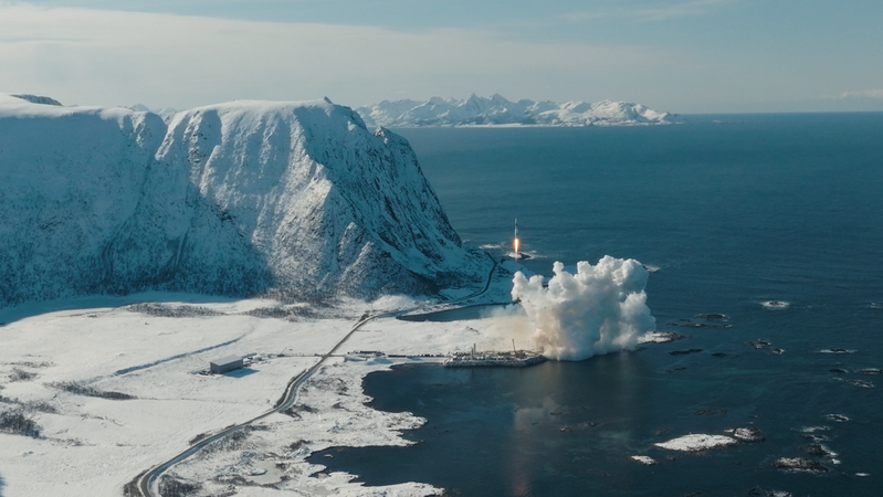 Die verschneite Küste der norwegischen Insel Andoya. Von einer Rampe am Ufer steig die Rakete "Spectrum" des Unternehmens Isar Aerospace senkrecht in die Luft. Das Unternehmen plant einen nächsten Raketenstart noch in diesem Jahr. | Bild: Isar Aerospace, Simon Fischer, Wingmen Die verschneite Küste der norwegischen Insel Andoya. Von einer Rampe am Ufer steig die Rakete "Spectrum" des Unternehmens Isar Aerospace senkrecht in die Luft. Das Unternehmen plant einen nächsten Raketenstart noch in diesem Jahr.