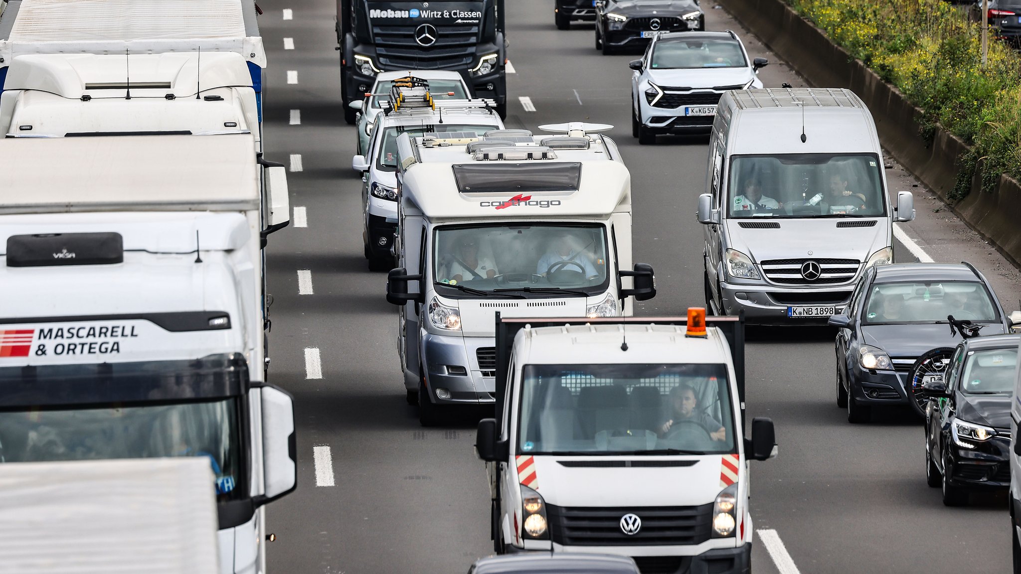 Autos stehen im Stau