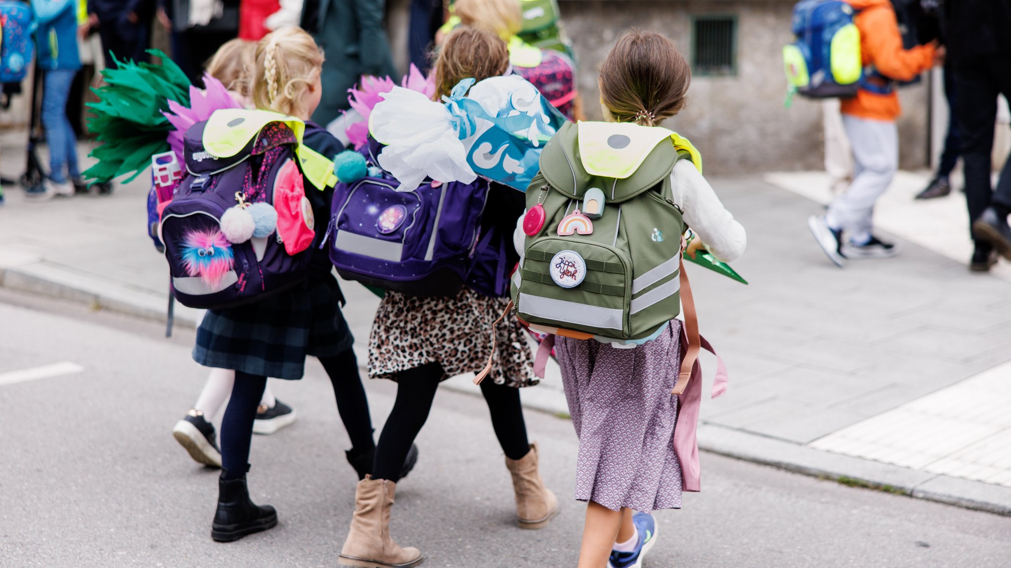 Erstklässler gehen in die Schule | Bild: picture alliance / dpa | Matthias Balk Erstklässler gehen in die Schule