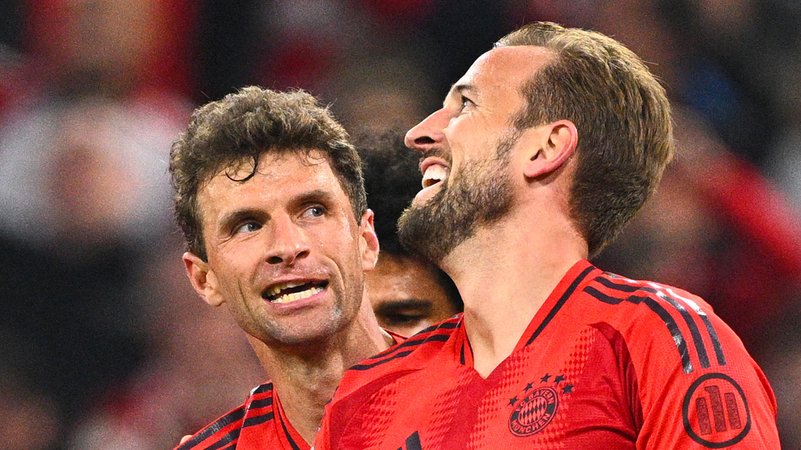 20.10.2024, Bayern, München: Fußball, Bundesliga, FC Bayern München - VfB Stuttgart, Spieltag 7, Allianz Arena, Münchens Harry Kane (r) bejubelt sein Tor zum 2:0 mit Thomas Müller. | Bild: dpa-Bildfunk/Tom Weller 20.10.2024, Bayern, München: Fußball, Bundesliga, FC Bayern München - VfB Stuttgart, Spieltag 7, Allianz Arena, Münchens Harry Kane (r) bejubelt sein Tor zum 2:0 mit Thomas Müller.