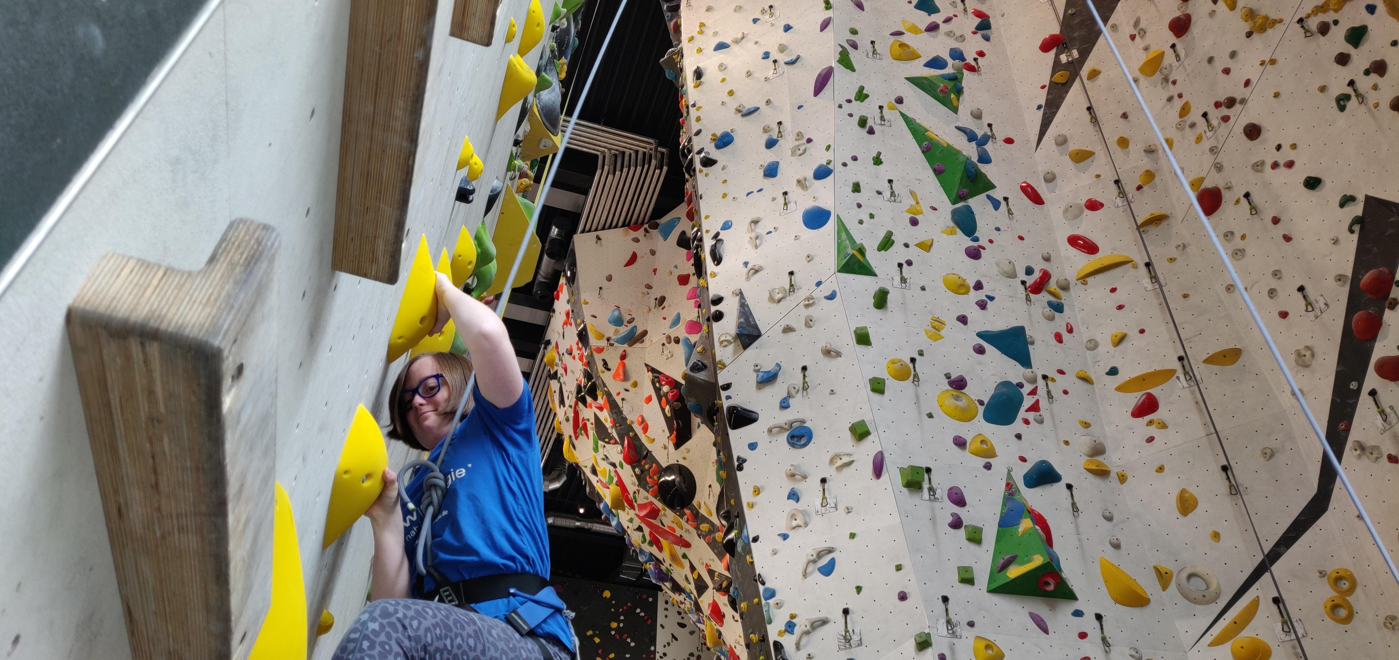 Mia Meggle klettert eine der Wände im Augsburger Kletterzentrum hinauf.
