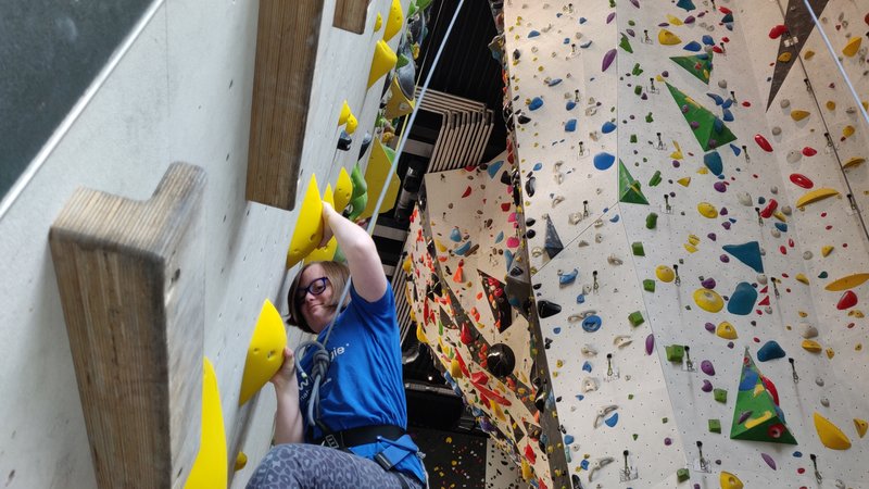 Mia Meggle klettert eine der Wände im Augsburger Kletterzentrum hinauf. | Bild: BR/Christian Wagner Mia Meggle klettert eine der Wände im Augsburger Kletterzentrum hinauf.