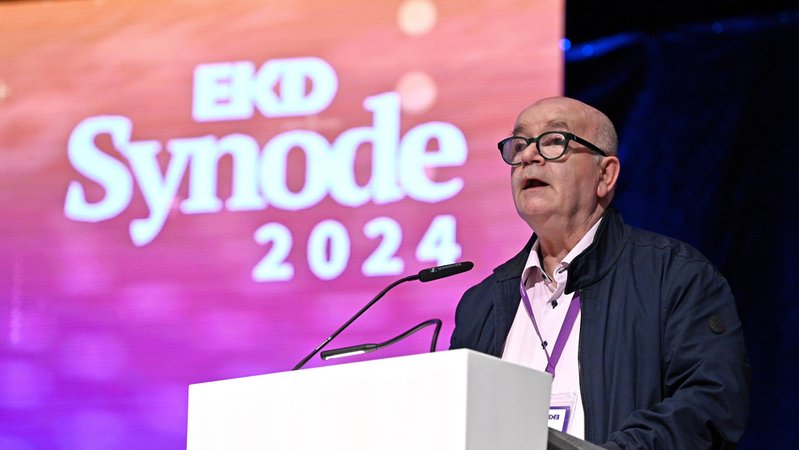 Der Sprecher der Betroffenen von Missbrauch in der evangelischen Kirche, Detlev Zander bei EKD-Synode. | Bild: picture alliance / epd-bild | Heike Lyding Der Sprecher der Betroffenen von Missbrauch in der evangelischen Kirche, Detlev Zander bei EKD-Synode.