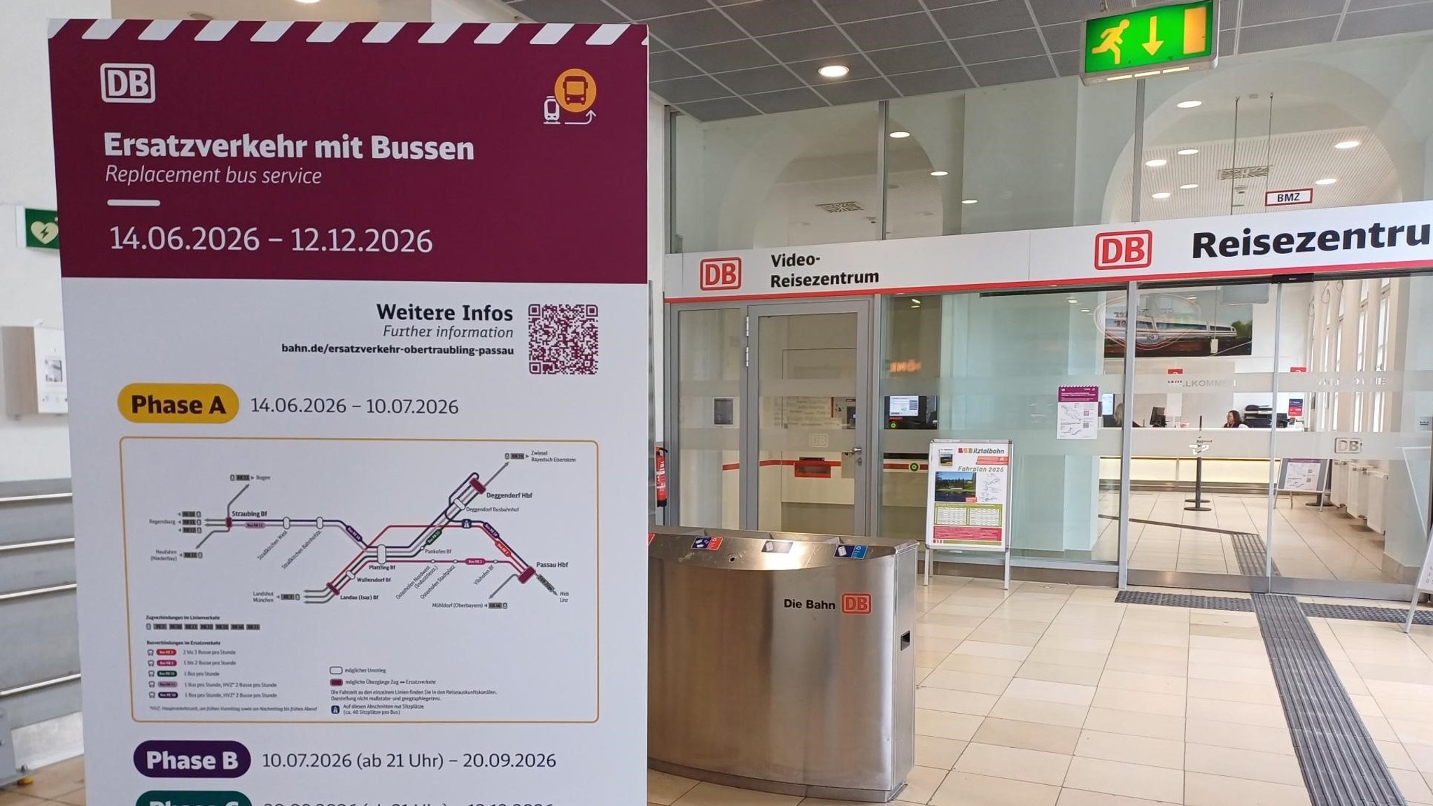 Eine Tafel im DB-Reisezentrum weist auf Schienenersatzverkehr hin