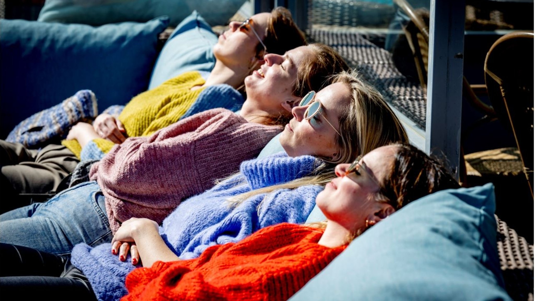 Frauen nehmen ein Sonnenbad (Symbolbild)