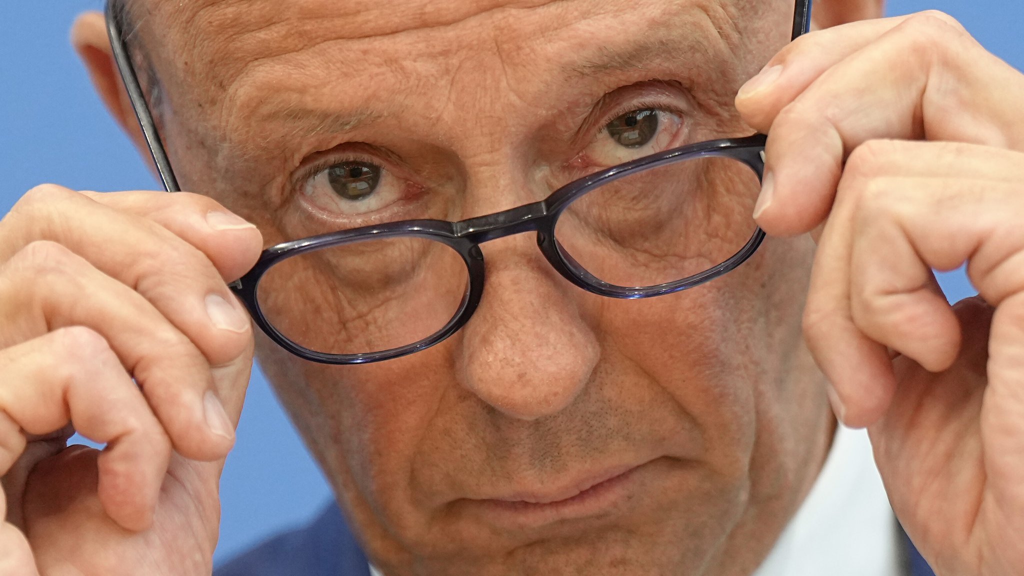 Bundeskanzler Friedrich Merz bei seiner ersten Sommer-PK. | Bild: picture alliance/dpa | Michael Kappeler Bundeskanzler Friedrich Merz bei seiner ersten Sommer-PK.