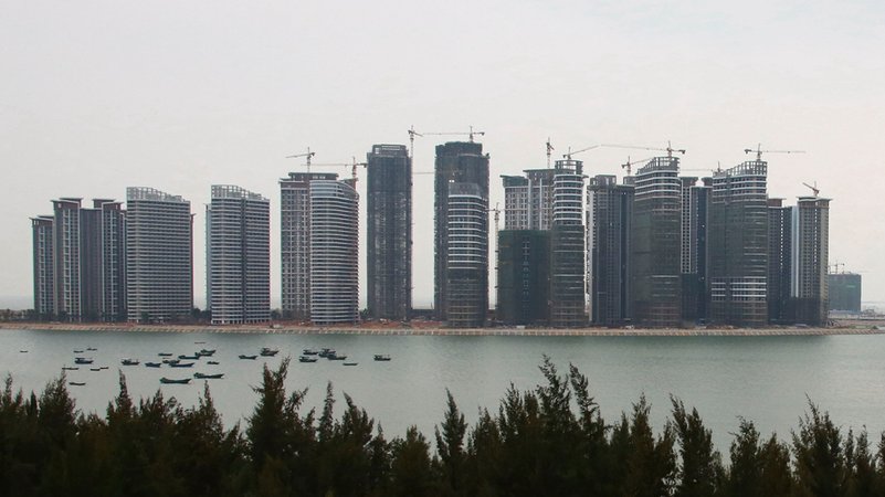 Evergrande-Gebäude stehen auf der künstlichen Insel Haihua