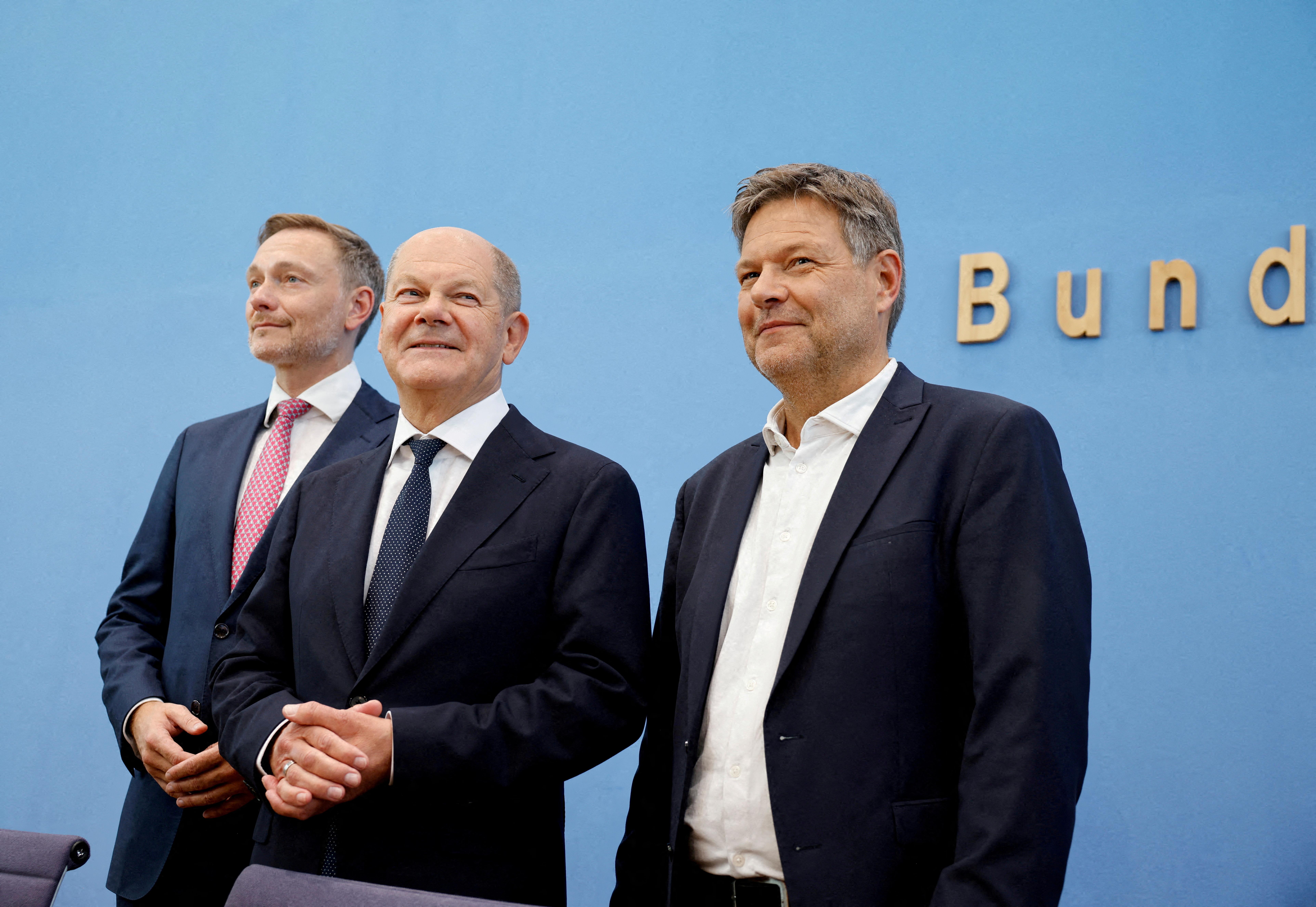 v.l.: Finanzminister Christian Lindner (FDP), Bundeskanzler Olaf Scholz (SPD) und Wirtschaftsminister Robert Habeck (Grüne)