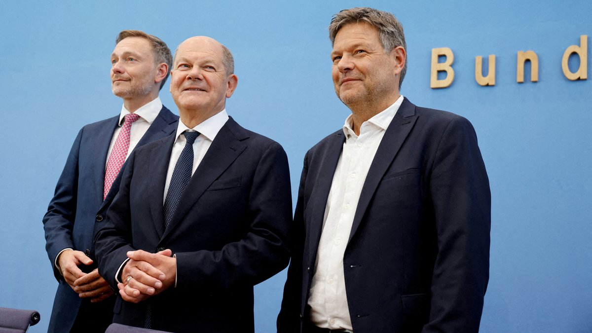 v.l.: Finanzminister Christian Lindner (FDP), Bundeskanzler Olaf Scholz (SPD) und Wirtschaftsminister Robert Habeck (Grüne)
