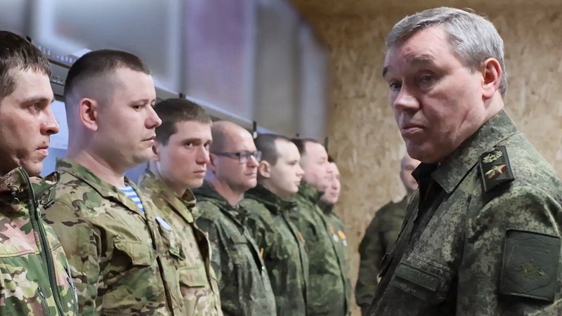 Im umkämpften Gebiet Kursk stehen Soldaten in Kampfmontur | Bild: Russisches Verteidigungsministerium/Picture Alliance Im umkämpften Gebiet Kursk stehen Soldaten in Kampfmontur