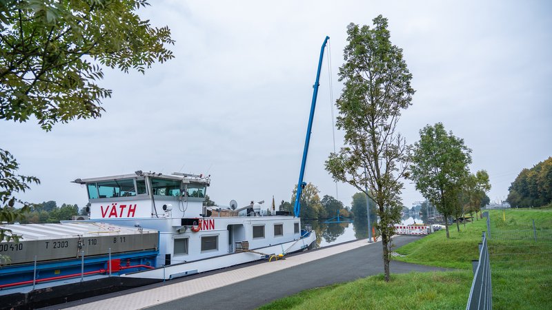 Ein Schiff mit ausgefahrenem Kran steht am Ufer. | Bild: News 5 / Merzbach Ein Schiff mit ausgefahrenem Kran steht am Ufer.