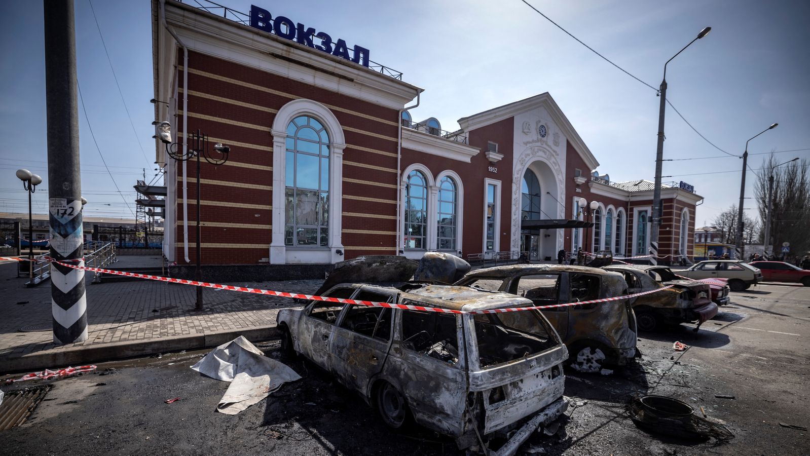 Image accompanying Ein Fake-BBC-Video legt nahe, die Ukraine hätte selbst den Bahnhof von Kramatorsk angegriffen.