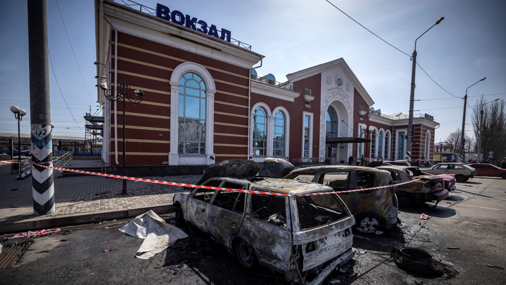 Mehr als 50 Menschen wurden laut aktuellen Berichten bei dem Angriff am Bahnhof Kramatorsk im Osten der Ukraine getötet.
