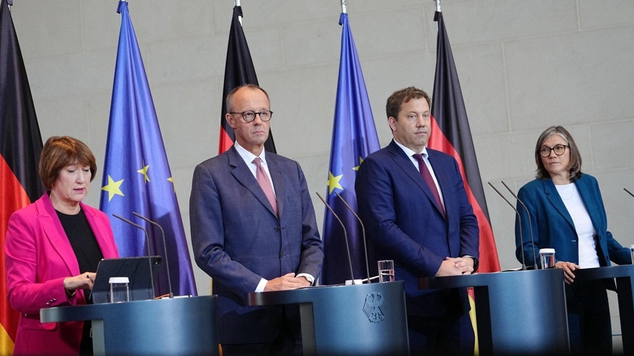 09.10.2025, Berlin: Hildegard Müller VDA-Präsidentin, Bundeskanzler Friedrich Merz (CDU), Lars Klingbeil (SPD), Bundesminister der Finanzen, Vizekanzler und SPD-Bundesvorsitzender, und Christiane Benner, Vorsitzende der IG-Metall, geben nach dem "Autogipfel" im Bundeskanzleramt eine Pressekonferenz. | Bild: dpa-Bildfunk/Kay Nietfeld 09.10.2025, Berlin: Hildegard Müller VDA-Präsidentin, Bundeskanzler Friedrich Merz (CDU), Lars Klingbeil (SPD), Bundesminister der Finanzen, Vizekanzler und SPD-Bundesvorsitzender, und Christiane Benner, Vorsitzende der IG-Metall, geben nach dem "Autogipfel" im Bundeskanzleramt eine Pressekonferenz.