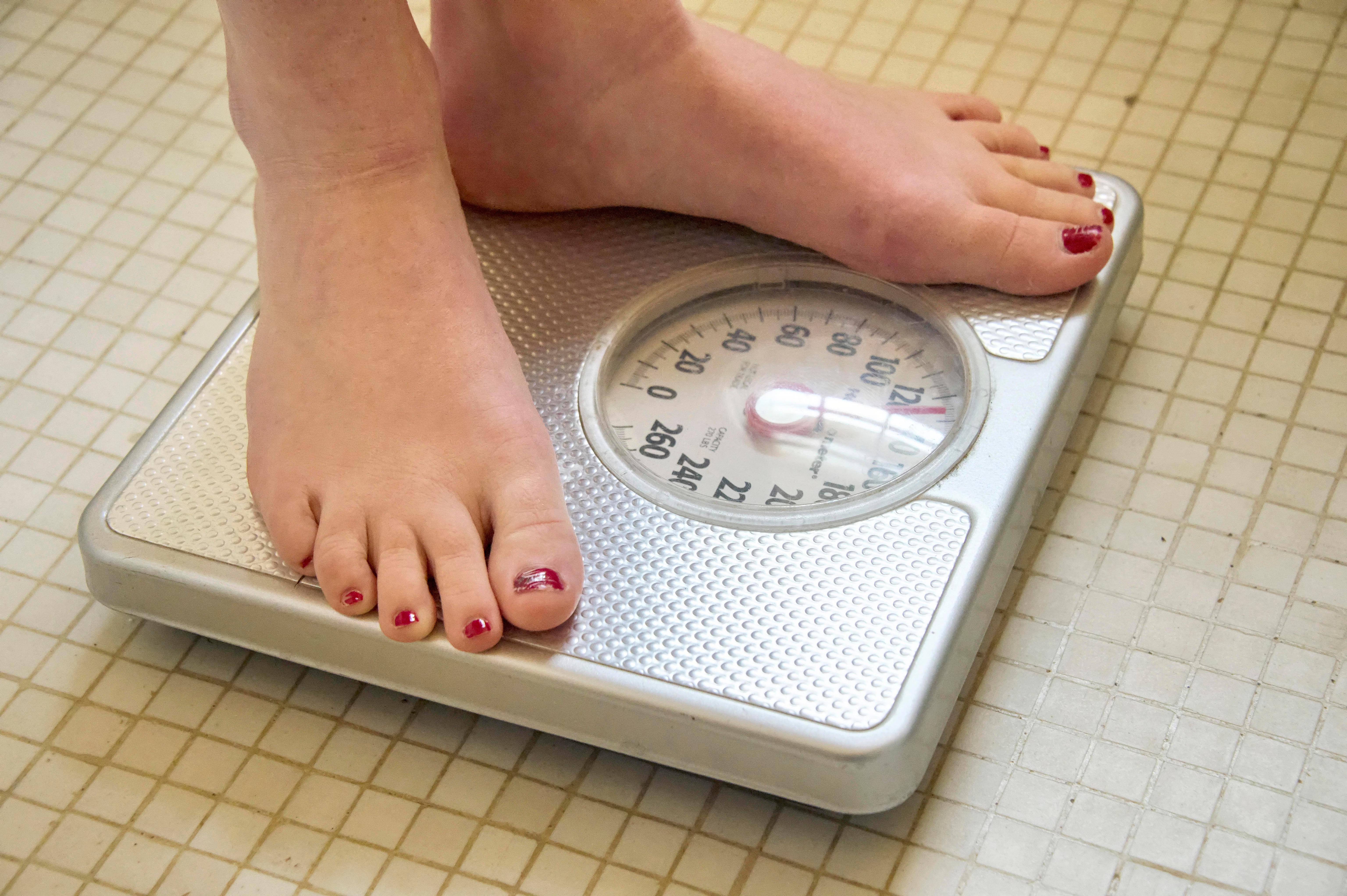Frauenfüße auf einer Körperwaage