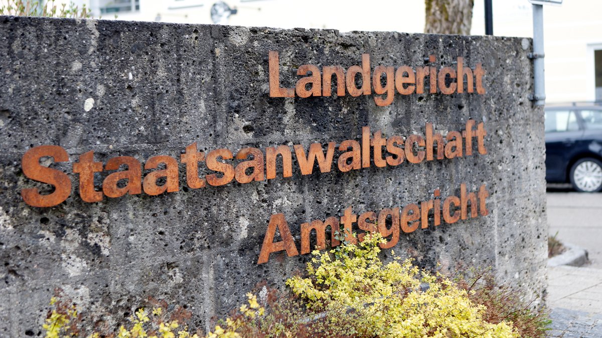 "Landgericht Staatsanwaltschaft Amtsgericht" steht am Gerichtsgebäude in Traunstein.