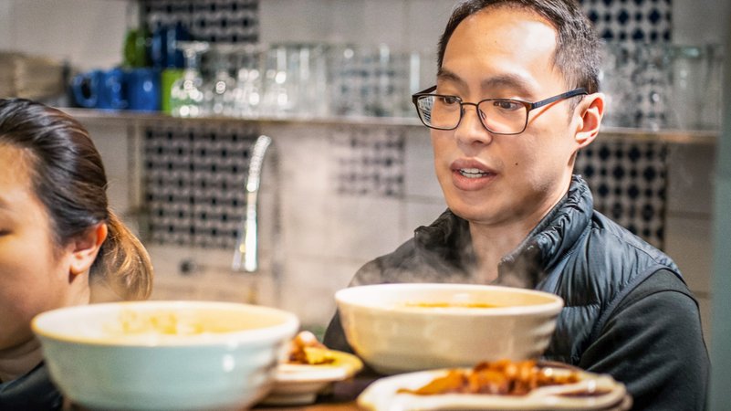 Ein Mann steht in seiner Küche vor mehreren dampfenden Schüsseln mit Essen. | Bild: hr/isar film Produktion GmbH Ein Mann steht in seiner Küche vor mehreren dampfenden Schüsseln mit Essen.